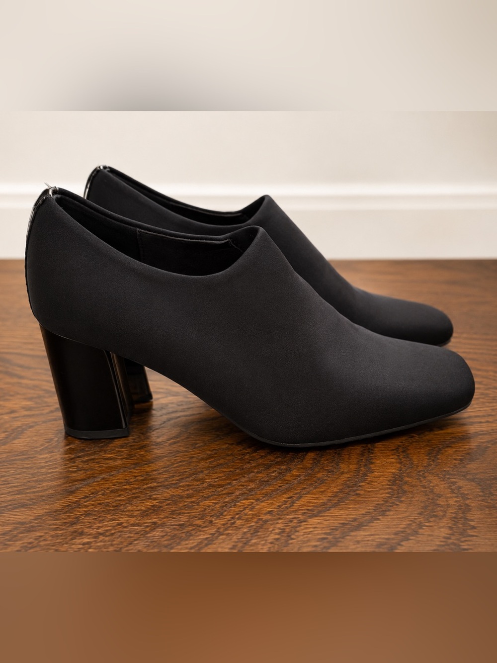 Donald Pliner Black Block Heel Pumps Size 6.5 EUC